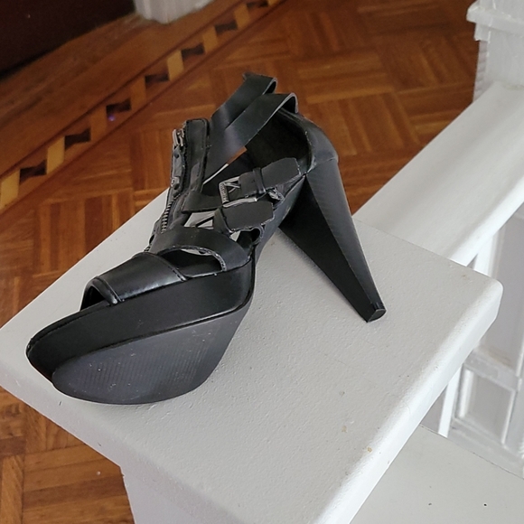 Guess High Heels - Picture 3 of 9